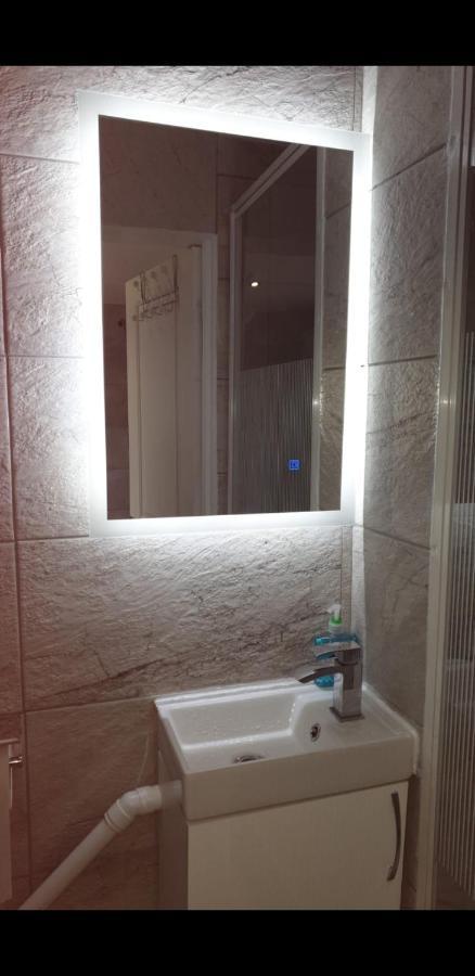 Apartment With Private Hot Tub, Sauna, Ice Bath, Gym Rainham  Luaran gambar